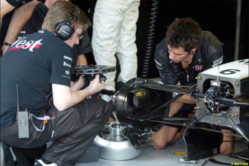 Saturday qualifying for the Bahrain Grand Prix. Bahrain International Circuit, April 3rd 2004.