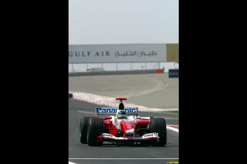 Cristiano da Matta, Toyota. Saturday practice for the Bahrain Grand Prix. Bahrain International Circuit, April 3rd 2004.