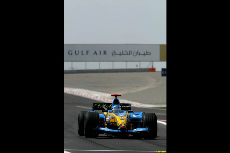 Jarno Trulli, Renault. Saturday practice for the Bahrain Grand Prix. Bahrain International Circuit, April 3rd 2004.