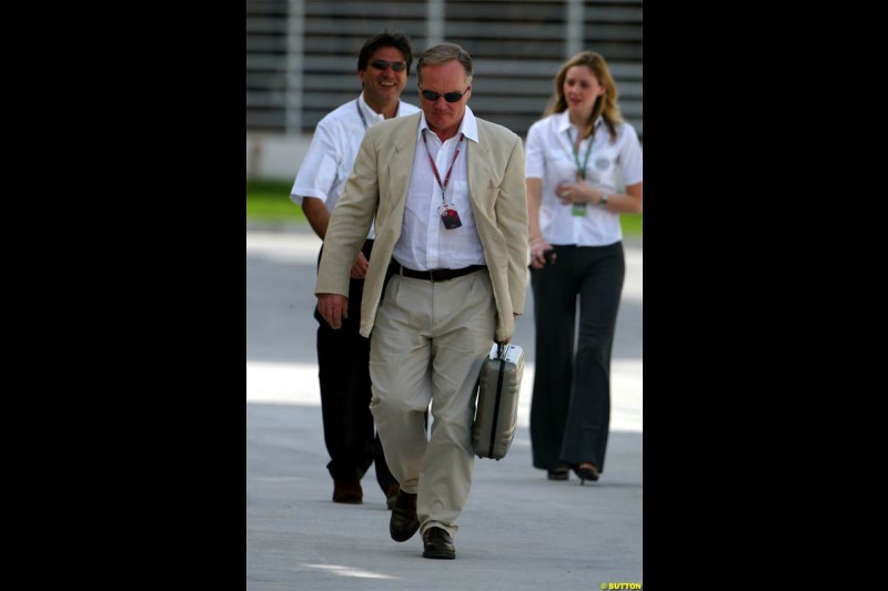 Patrick Head, Williams. Saturday practice for the Bahrain Grand Prix. Bahrain International Circuit, April 3rd 2004.