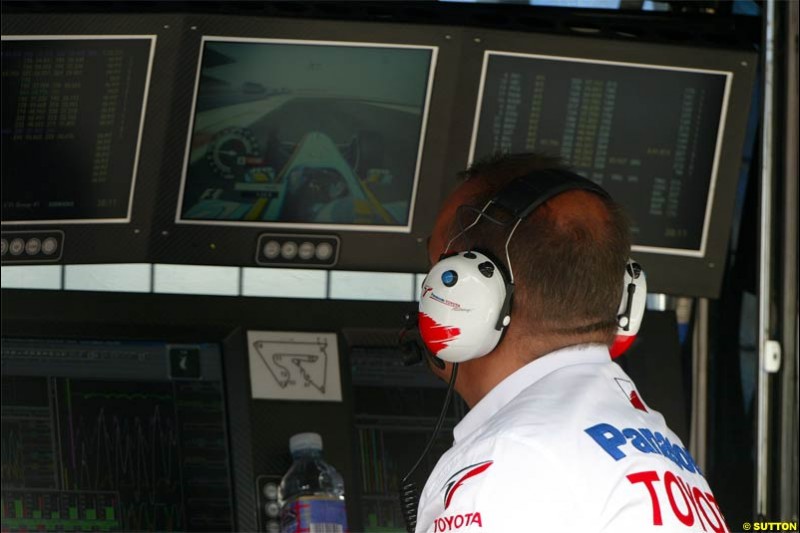 Mike Gascoyne, Toyota. Saturday practice for the Bahrain Grand Prix. Bahrain International Circuit, April 3rd 2004.