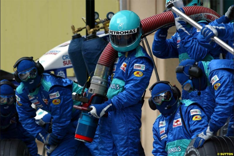 Sauber pitstop. The Bahrain Grand Prix. Bahrain International Circuit, April 4th 2004.