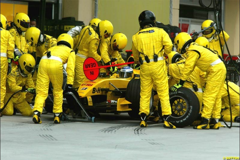 Jordan pitstop. The Bahrain Grand Prix. Bahrain International Circuit, April 4th 2004.