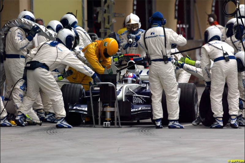 Williams pitstop. The Bahrain Grand Prix. Bahrain International Circuit, April 4th 2004.