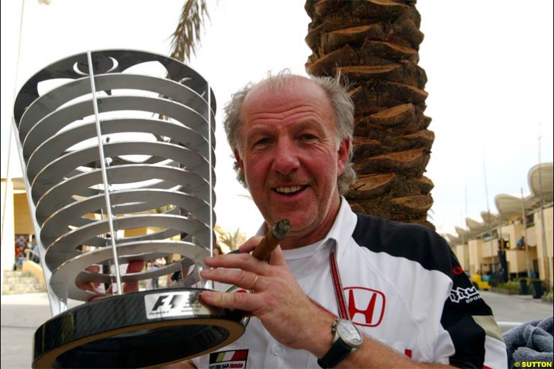 BAR principal David Richards with the trophy for 3rd place. The Bahrain Grand Prix. Bahrain International Circuit, April 4th 2004.