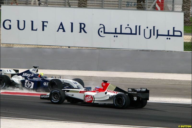 Ralf Schumacher, Williams, comes together with Takuma Sato, BAR. The Bahrain Grand Prix. Bahrain International Circuit, April 4th 2004.