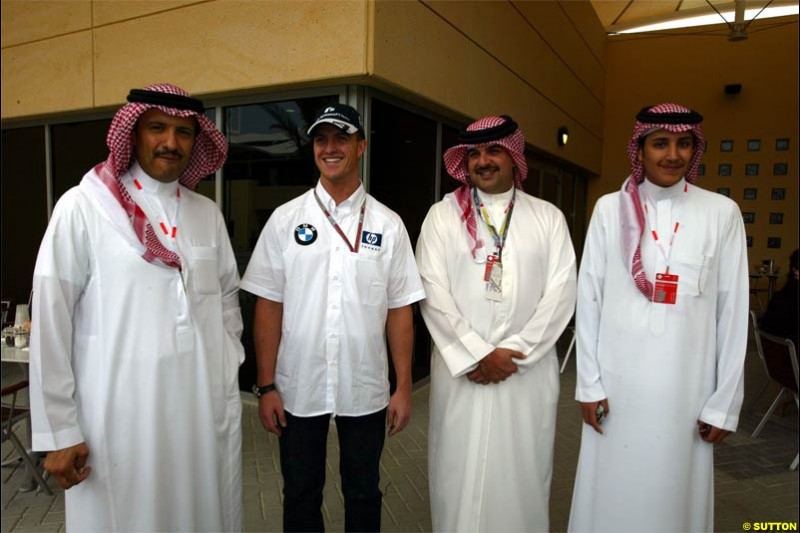 Ralf Schumacher, Williams, together with local VIPs. The Bahrain Grand Prix. Bahrain International Circuit, April 4th 2004.