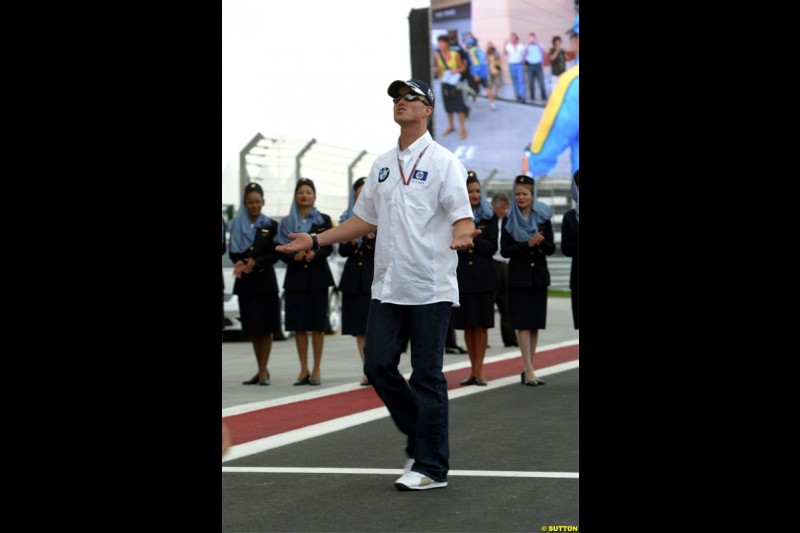 Ralf Schumacher, Williams. Race Day for the Bahrain Grand Prix. Bahrain International Circuit, April 4th 2004.