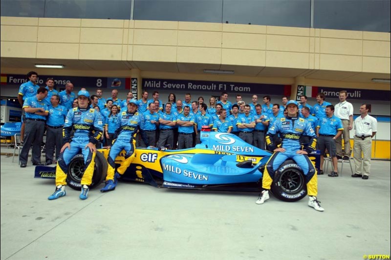 Renault Photoshoot. Race Day for the Bahrain Grand Prix. Bahrain International Circuit, April 4th 2004.