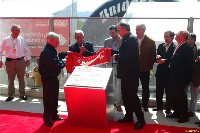 Bernie Ecclestone unveils a plaque dedicated to Ayrton Senna, Spanish GP, Saturday May 8th, 2004.