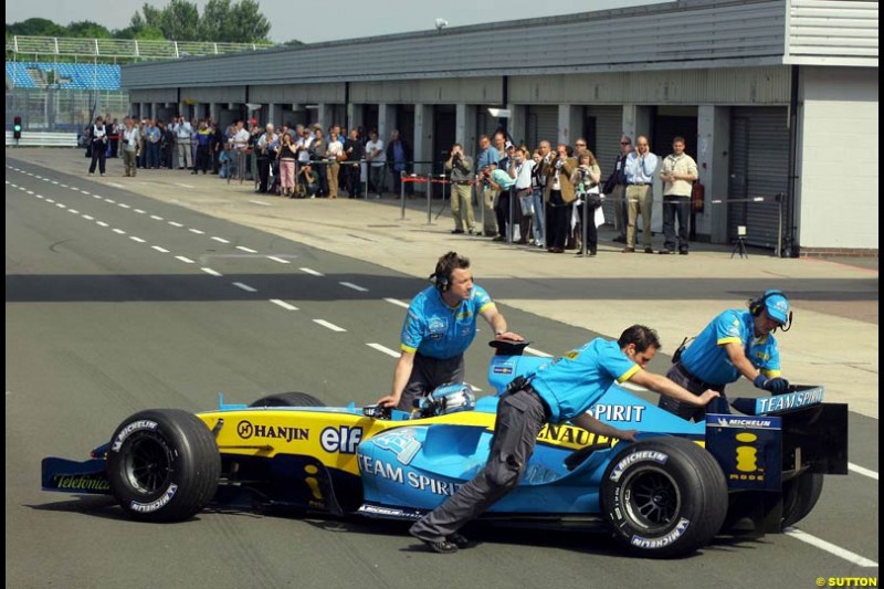 Jarno Trulli, Renault, Silverstone Testing, Wednesday June 2nd, 2004.