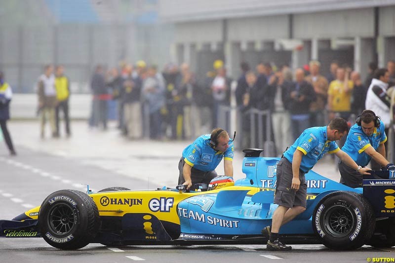 Fernando Alonso, Renault, Silverstone Testing, Tuesday June 1st, 2004.