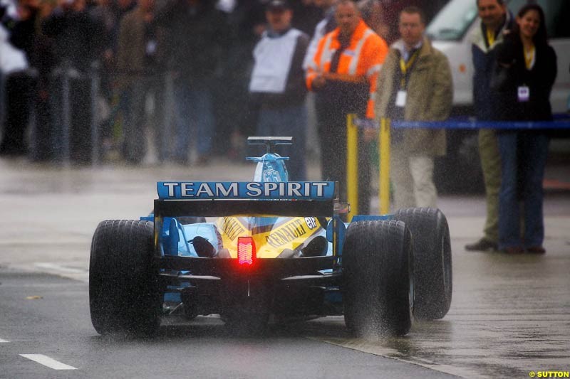 Fernando Alonso, Renault, Silverstone Testing, Tuesday June 1st, 2004.