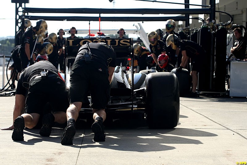Lotus F1 practice pitstops, Practice, Formula One World Championship, Round 15, Japanese Grand Prix, Suzuka Circuit, Mie Prefecture, Japan. Friday 5 October 2012.