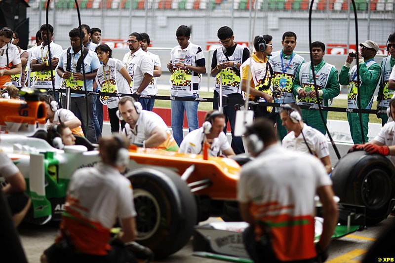 Force India F1 mechanics during pitstop practice, Formula One World Championship, Round 17, indian Grand Prix, Buddh International Circuit, Greater Noida, Uttar Pradesh. Thursday 25 October 2012.