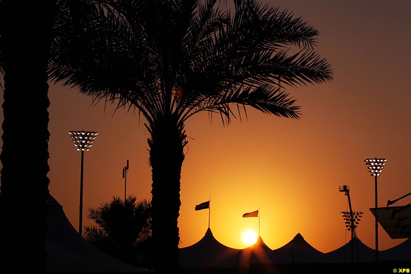 The sun begins to set over the circuit, Formula One World Championship, Round 18, Abu Dhabi Grand Prix, Yas Marina Circuit, United Arab Emirates. Thursday 1 November 2012.
