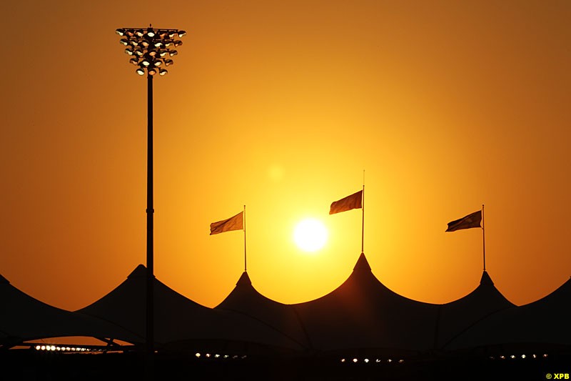 The sun begins to set over the circuit, Formula One World Championship, Round 18, Abu Dhabi Grand Prix, Yas Marina Circuit, United Arab Emirates. Thursday 1 November 2012.