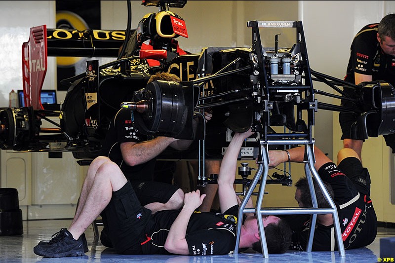 Mechanics work on the car of Kimi Raikkonen, Lotus E20, Formula One World Championship, Round 18, Abu Dhabi Grand Prix, Yas Marina Circuit, United Arab Emirates. Thursday 1 November 2012.