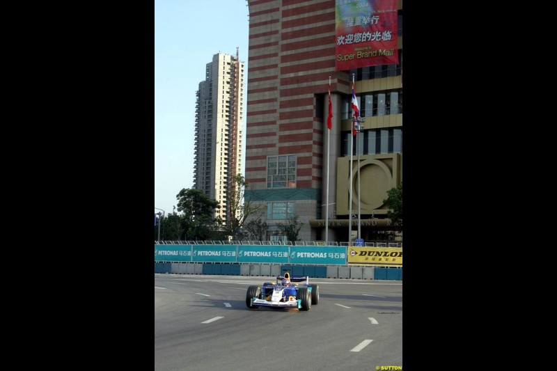 Felipe Massa, Sauber Petronas F1 Demonstration at the Pudong Street Circuit. Shanghai, China, July 18th 2004.
.