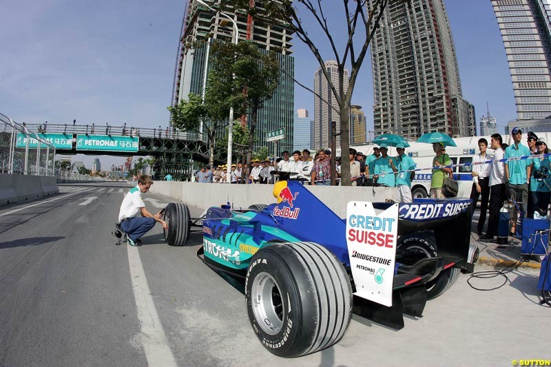 Sauber Petronas F1 Demonstration at the Pudong Street Circuit. Shanghai, China, July 18th 2004.