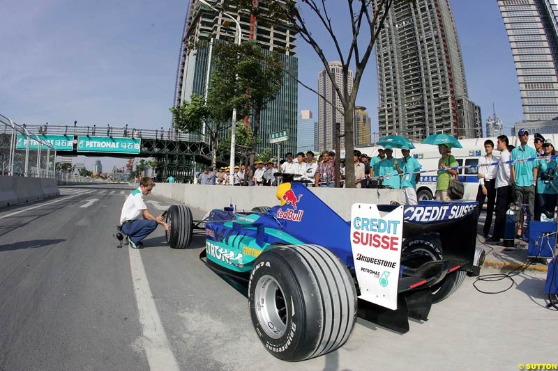 Sauber Petronas F1 Demonstration at the Pudong Street Circuit. Shanghai, China, July 18th 2004.
