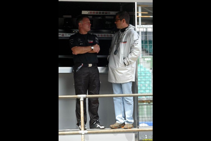 Dave Ryan and Gil de Ferran, Silverstone testing, Wednesday July 14th, 2004.