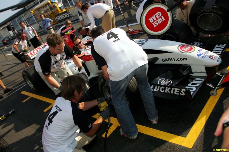 BAR pitstop challenge, German GP, Thursday July 22nd, 2004.