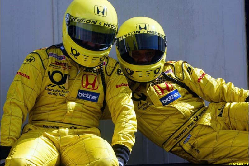 Jordan mechanics, 2002 Formula One Testing, Silverstone, England. 16-18 April 2002.