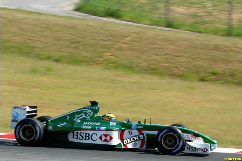 Pedro de la Rosa (ESP) tests the Jaguar R3B. Formula One Testing, Barcelona, Spain, 2June 8 2002.
