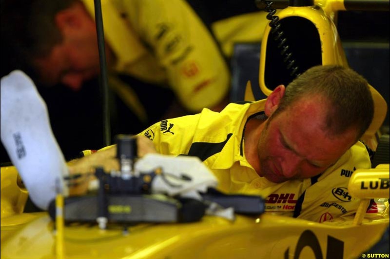 A Jordan Honda mechanic find the cockpit a tight squeeze. Formula One Testing, Barcelona, Spain, 25 June 2002.