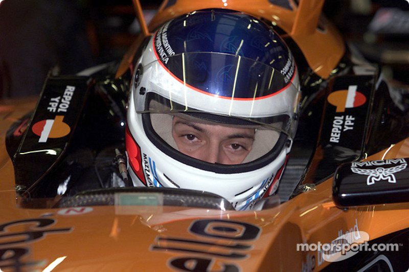 Gaston Mazzacane probándose con Arrows