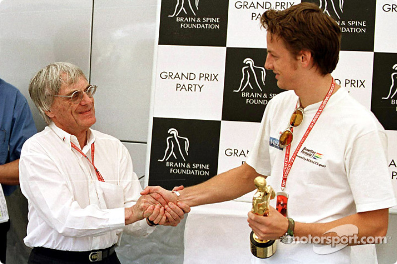 Fiesta del Gran Premio para la Brain & Spine Foundation: Jenson Button recibiendo su "Bernie" de man