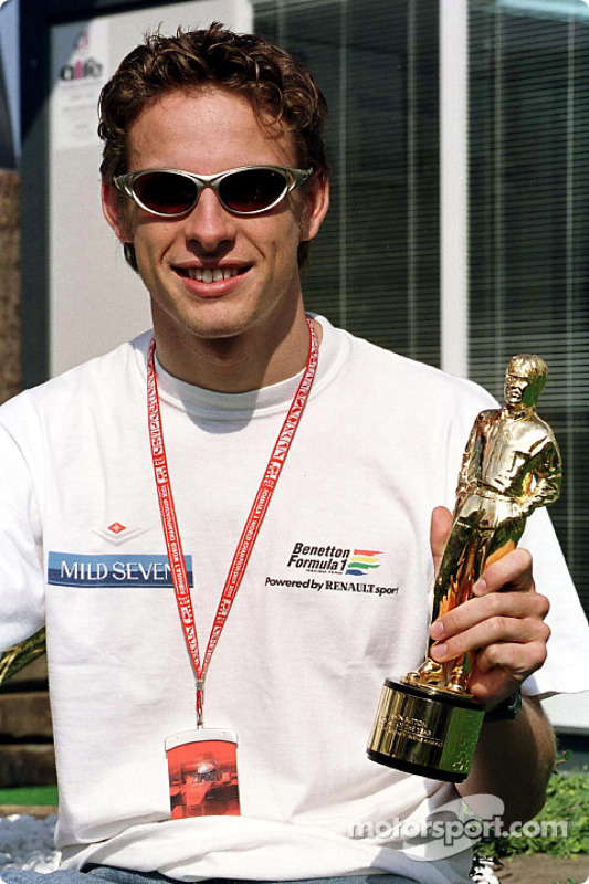 Jenson Button y su premio "Bernie"