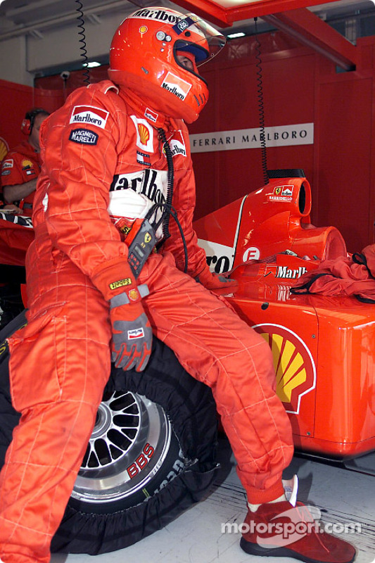 Un mecánico de Ferrari