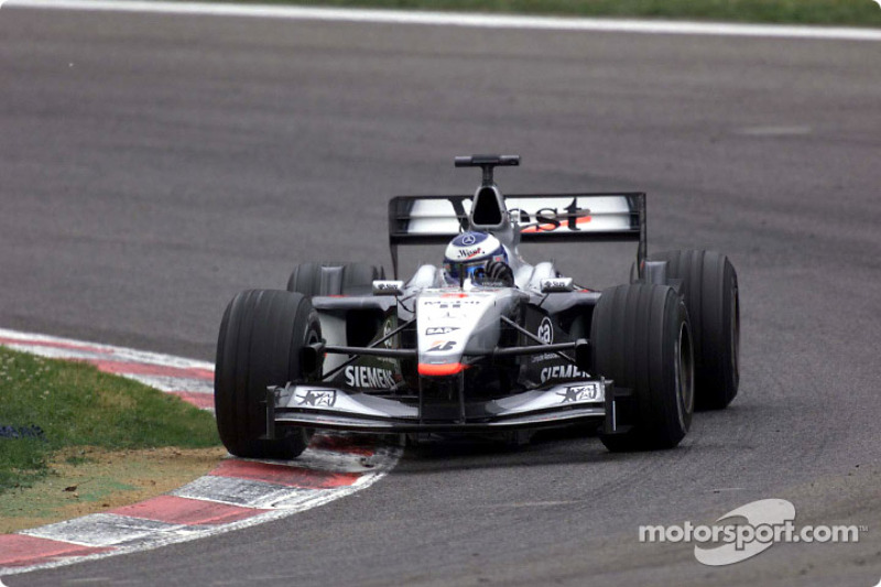 Nesta mesma corrida, Mika Hakkinen tentava ganhar pela quarta vez consecutiva, mas teve problemas mecânicos na última volta, quando liderava.