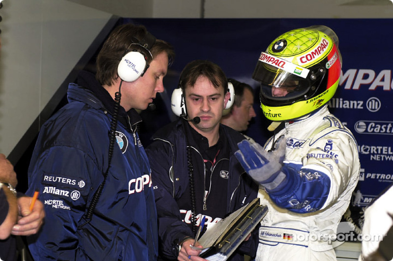 Ralf Schumacher dialoga con sus ingenieros Sam Michael y Craig Wilson.