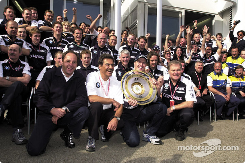 Gerhard Berger, Mario Theissen, Ralf Schumacher, Patrick Head y el equipo BMW-Williams celebrando su