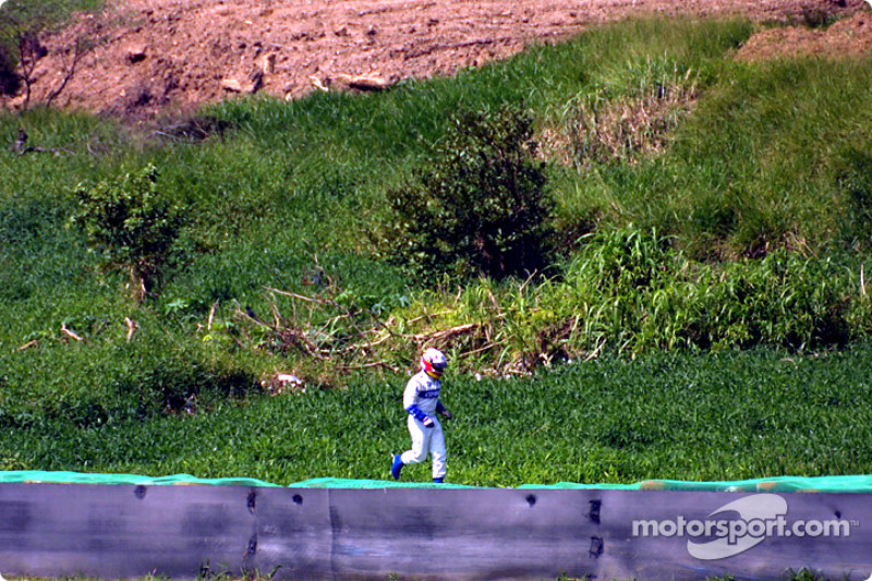 Juan Pablo Montoya running back to the pit