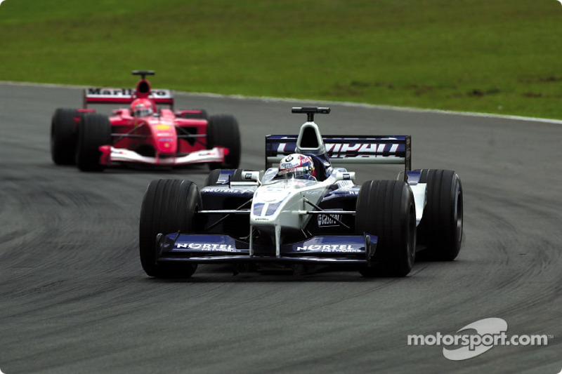 Juan Pablo Montoya devant Michael Schumacher