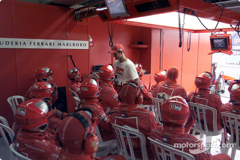 Rubens Barrichello de regreso en el pit de Ferrari