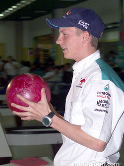 Sauber Petronas bowling tournament: Kimi Raikkonen