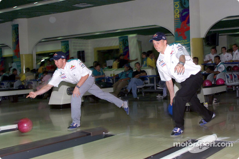 Sauber Petronas bowling tournament: Nick Heidfeld and Kimi Raikkonen