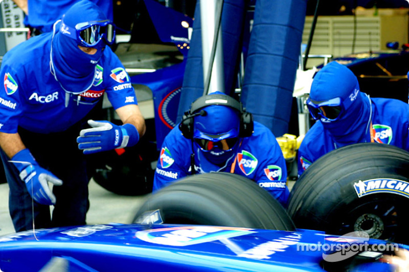 Tire change practice at Prost