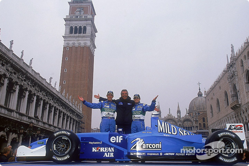Flavio Briatore, directeur de l'équipe, aux côtés des pilotes
