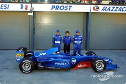 Жан Алези, Ален Прост и Гастон Маццакане вместе с автомобилем Prost AP04