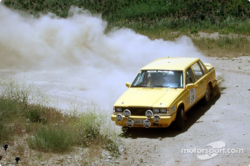 Carl Jardevall et Amity Trowbridge dans une Volvo 740