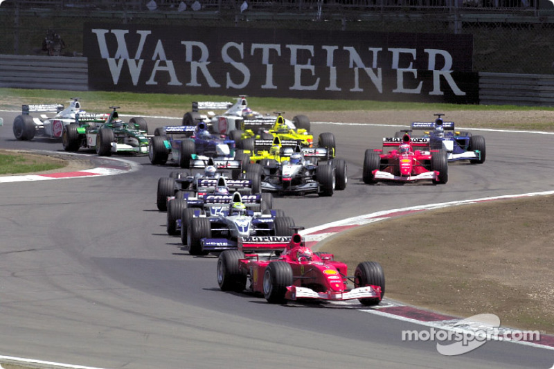 first corner: Michael Schumacher front, erkek kardeşi Ralf