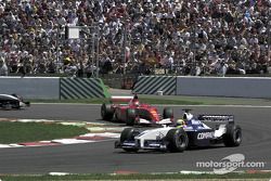 Curva de Adelaida en la primera vuelta: Ralf Schumacher delante de su hermano Michael