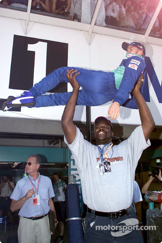 Nos bastidores daquele GP, Nick Heidfeld - o mais baixinho dos pilotos da F1 - foi levantado por Shaquille O'Neal.