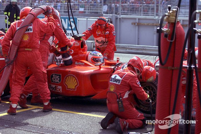 Com uma estratégia de duas paradas, Rubens Barrichello não foi páreo para Ralf Schumacher, que só fez uma. O brasileiro chegou em segundo.